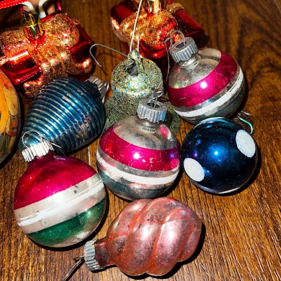 Vintage Set Of 7 Various Holiday Christmas Ornaments - Picture 2 of 16